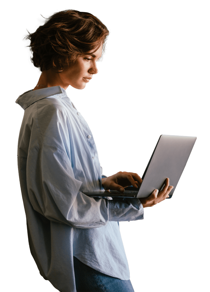 Mulher em pé com computador portátil na mão